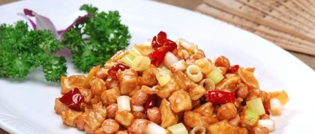 宫保鸡丁,做法简单,营养丰富,鲜嫩入味,老少皆宜