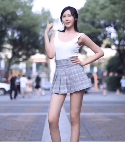 穿搭|性感小姐姐，穿吊带衣搭配格子百褶裙，这腿真是爱了！