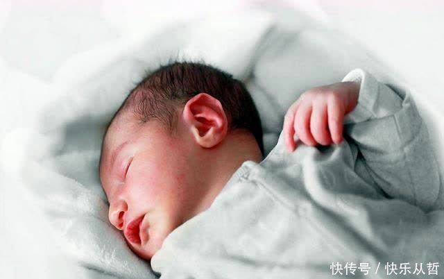 “举手睡觉”是宝宝的保护机制?宝宝投降睡姿下的秘密,要掌握