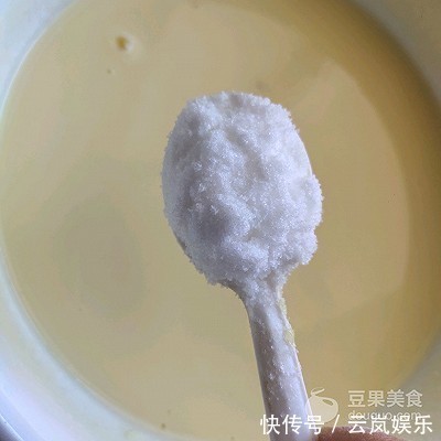 无需打发就能做出媲美芝士蛋糕的爆浆蓝莓酸奶蛋糕