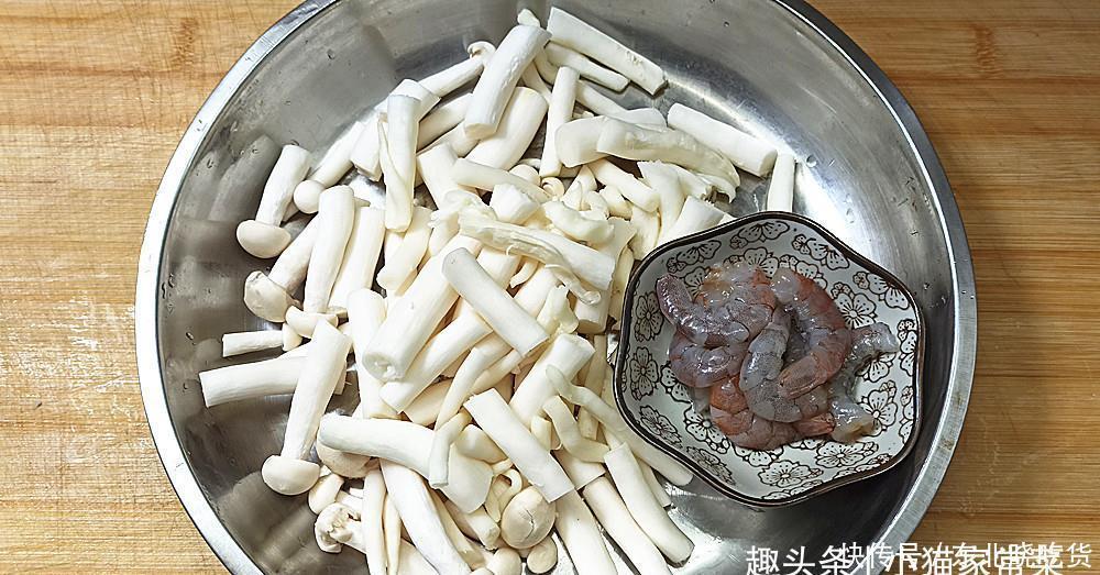 孩子|海鲜菇和豆腐一起做来吃，10分钟上桌，汤鲜味好，给孩子吃不错
