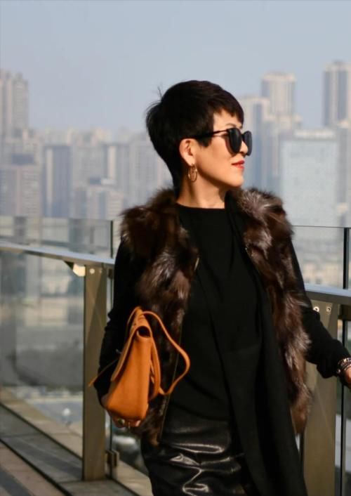 中年女性穿衣要讲究,这4种颜色尽量别碰,不是显老就是扮嫩