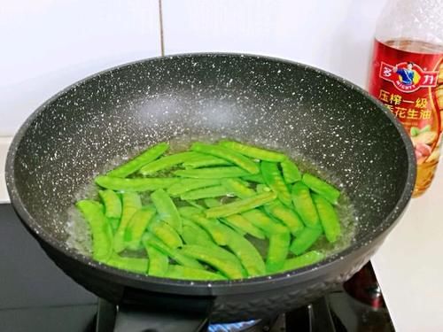  干净之后|荷兰豆和海鲜菇是“天生一对”，炒一炒，味道鲜美超下饭