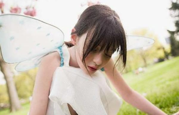 笑笑|妈,有小男孩亲我一下”,两个妈妈不同回答,让孩子的人生不同