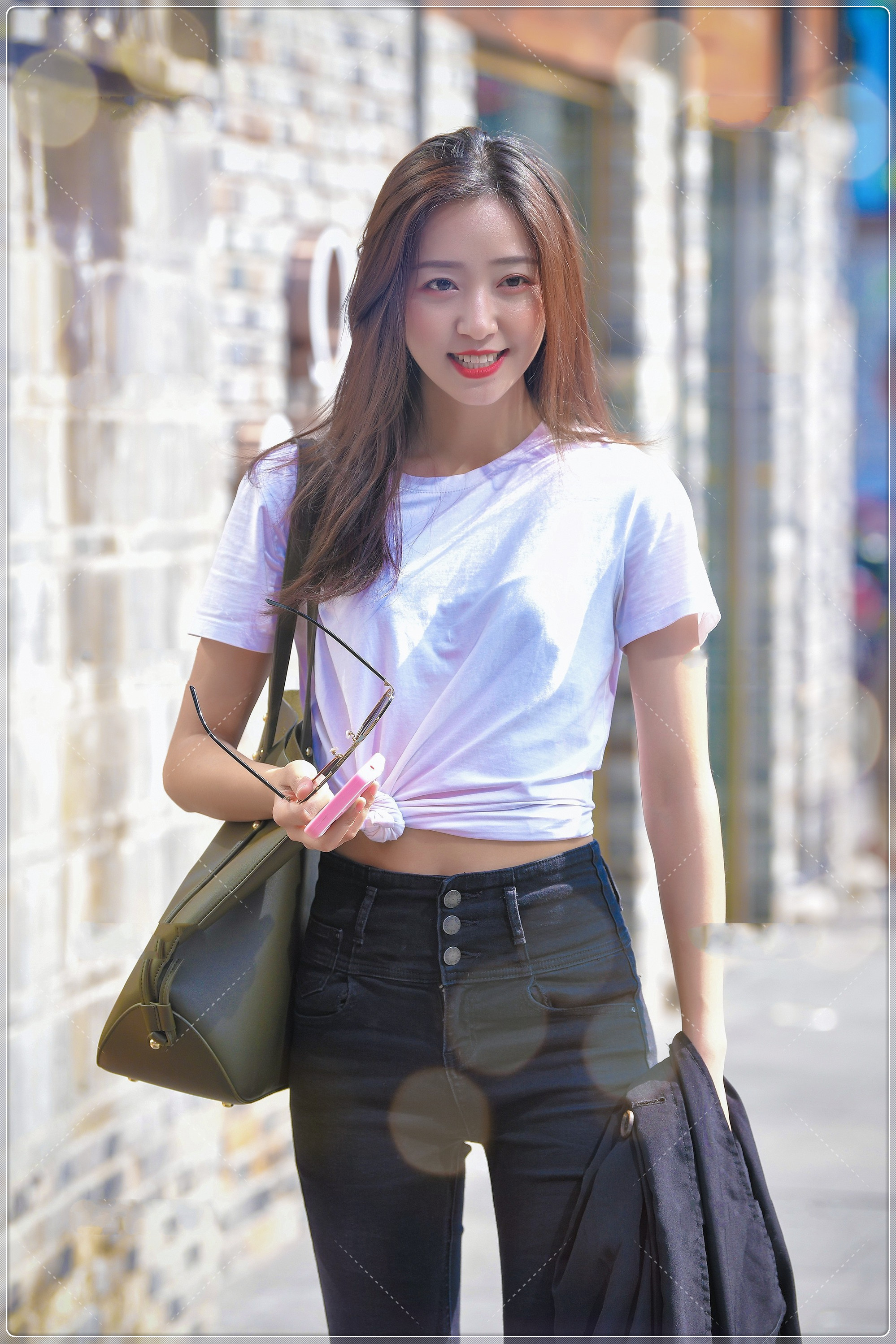 街拍黑+白经典配色,将简单的搭配,穿出与众不同