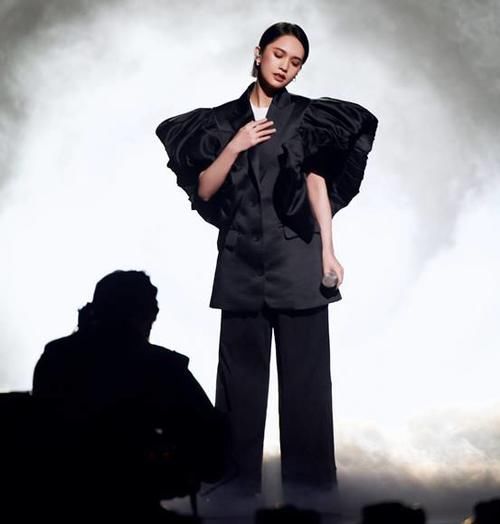 综艺秒表演唱会？杨丞琳成功踢馆，一首年轮唱出个唱质感