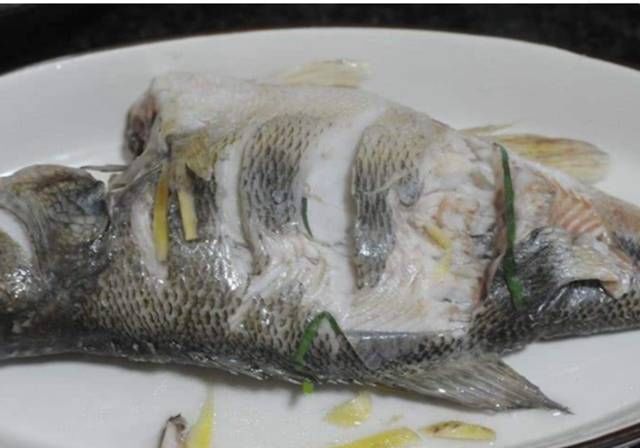 馒头|宝宝吃鱼被鱼刺卡喉,妈妈1分钟急救措施,医生听完竖拇指夸赞