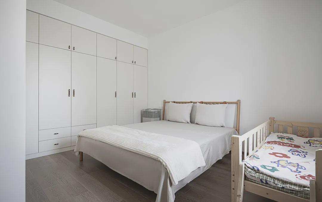 主卧|“穷装”反而更干净舒适，103㎡色调高度统一，耐看极了