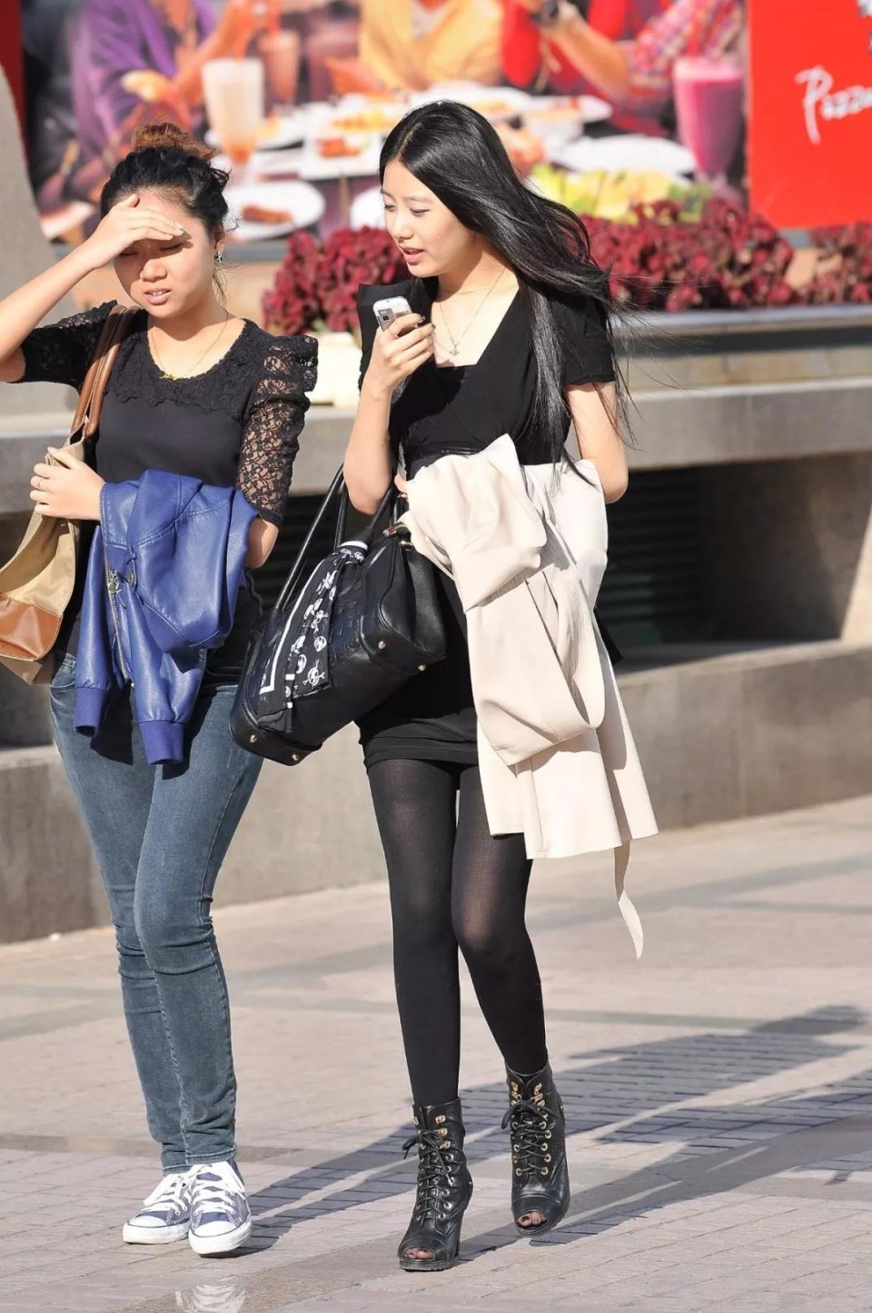 指数 街拍: 长发飘飘的甜美俏丽美女, 黑色丝袜大长腿性感指数倍增!