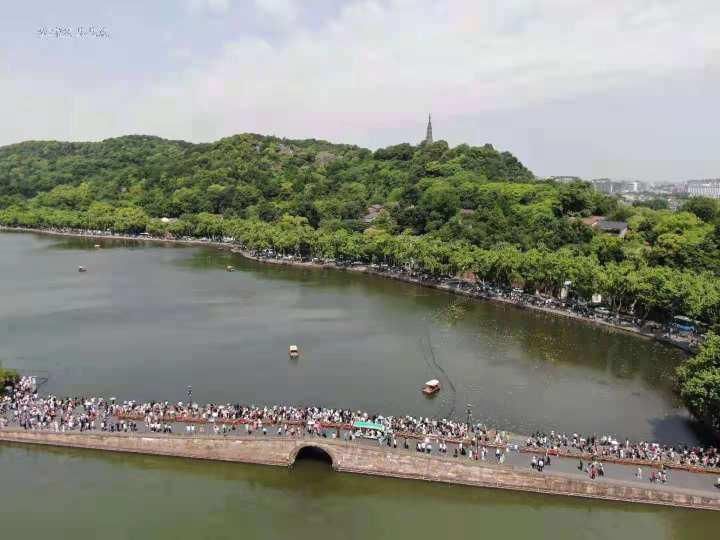 五一假期首日，西湖景区接待客流量41.01万人次，新湖滨景区客流量最大