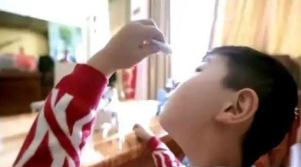 女儿错把502当眼药水,宝妈紧急处理挽救了娃,医生称赞:高明