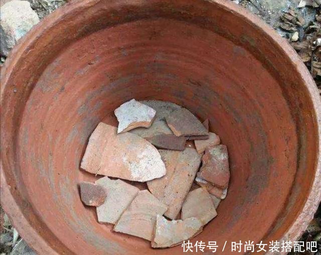 家庭养花，浇水太多容易烂根黄叶，只因花盆里少放这东西！