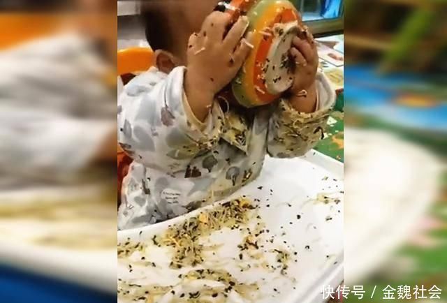 宝宝|妈妈出去买菜让爸爸喂宝宝吃饭,回来看到这画面,气不打一处来