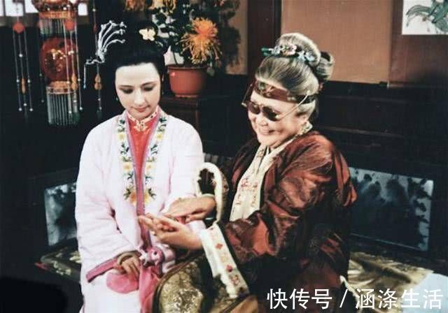 西门庆|鸳鸯掀起尤二姐的裙子,贾母的态度,暴露了她畸形的审美观
