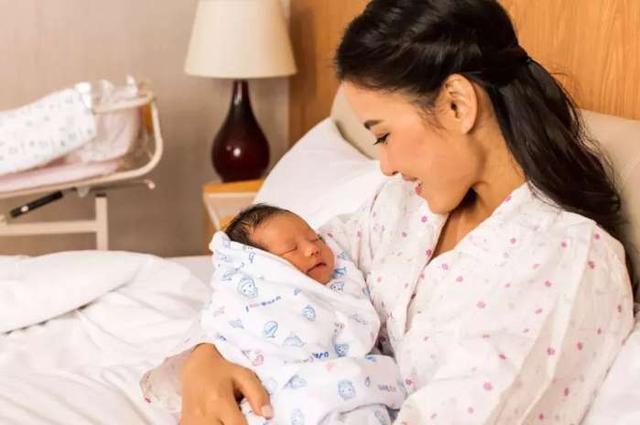 高颜|“最美外婆”走红,高颜值成关注焦点,外婆:别看我,看我外孙吧