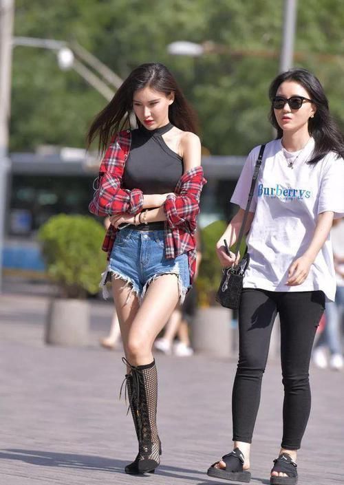 街拍小姐姐镂空靴和高跟鞋搭配衣服,款式非常新颖独特