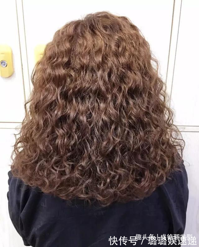 烫发|50岁女人烫发最好避开这三种发型,老气更没气质,而且还不好打理