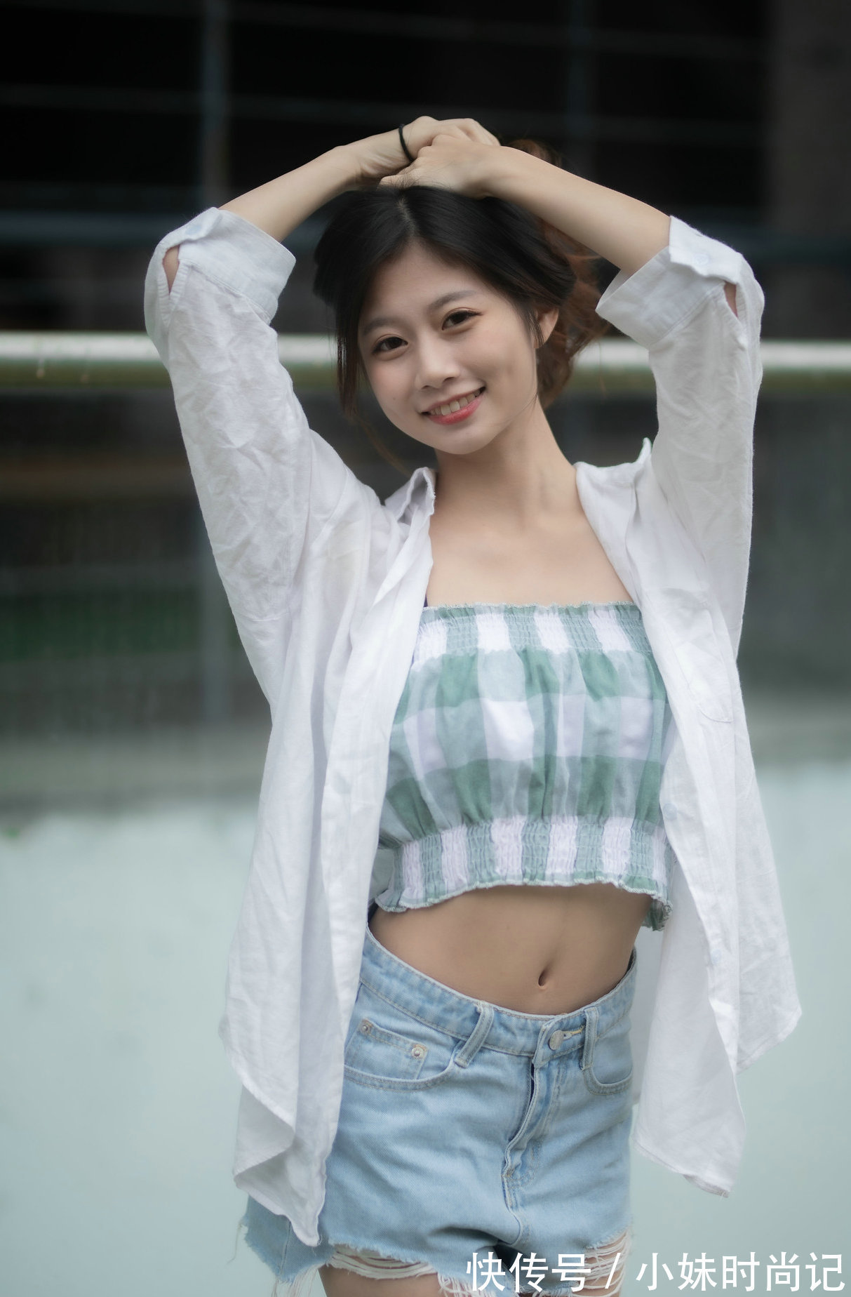 小衫|白色的一字肩小衫, 搭配牛仔短裤, 举手投足间都能展现出你的清新