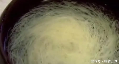 日本厨师居然敢挑战中国厨师,只需刀工对比,日本人彻底服气了!