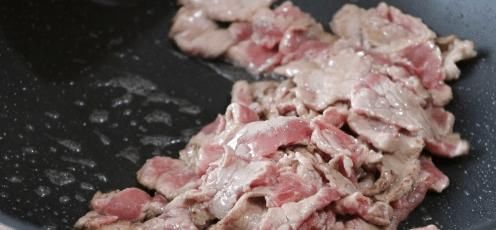 炒牛肉时,牢牢记住“3窍门”,牛肉软嫩不柴不腥,教你正确做法