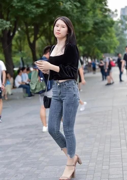 短裤 性感牛仔打底裤搭配黑色时尚上衣,百搭不出错,相当的协调和亮眼