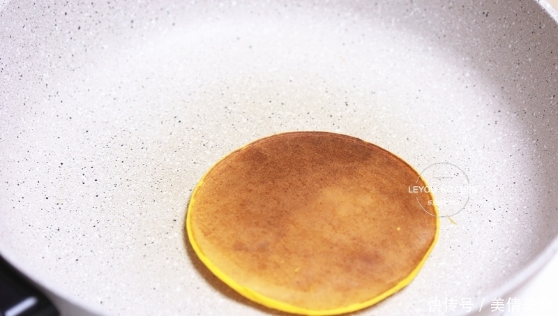 南瓜花样吃法,用平底锅做成点心,又甜又软,外面卖十几块钱一个