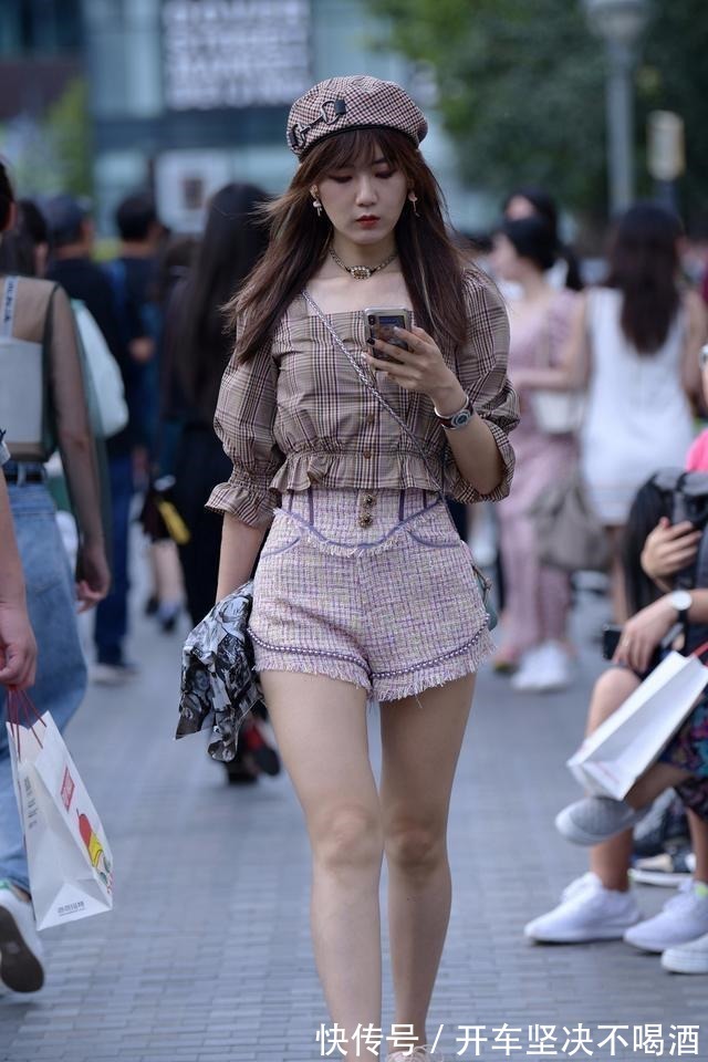 时髦 耐人寻味的打底裤搭配出全新感觉，打造专属的时髦个性，唯美俏皮！