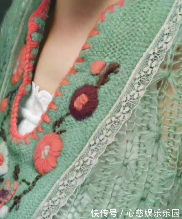 唐伯虎!不知名画家画了一粒烂草莓,卖出20万天价,专家:你用放大镜细看