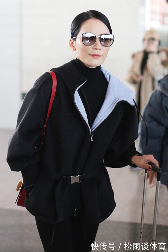 外套|“不老女神”俞飞鸿不愧为中年之光,巴掌腰+漫画腿,真不像48岁