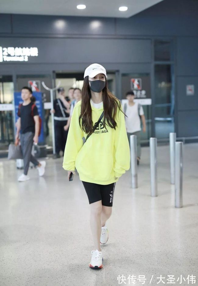 减龄|美女街拍:卫衣穿得妙,减龄功效超级好,时尚百搭又有休闲范!!