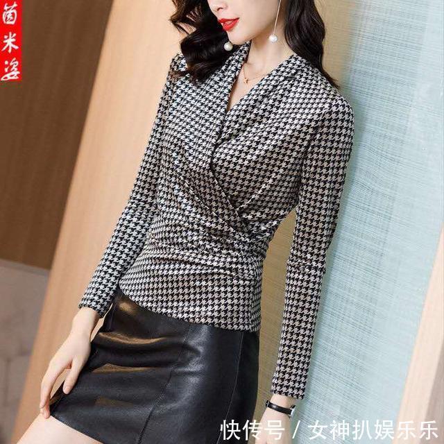 女人过了55,别穿一身黑,建议穿这“千鸟格”女装,显年轻衬肤白