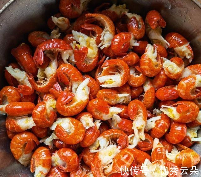 麻辣|芹菜洋葱炒龙虾尾,嘬一口龙虾尾,麻辣鲜香,好吃极啦!