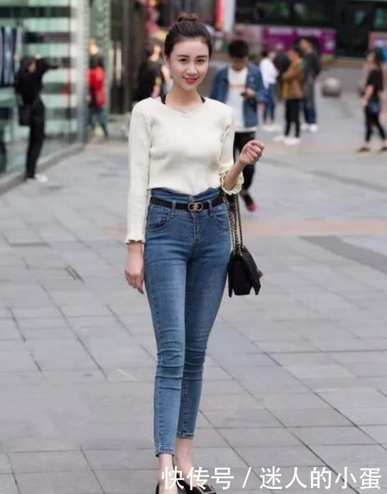 牛仔衬衫搭配灰色打底裤,青春靓丽,活泼可爱