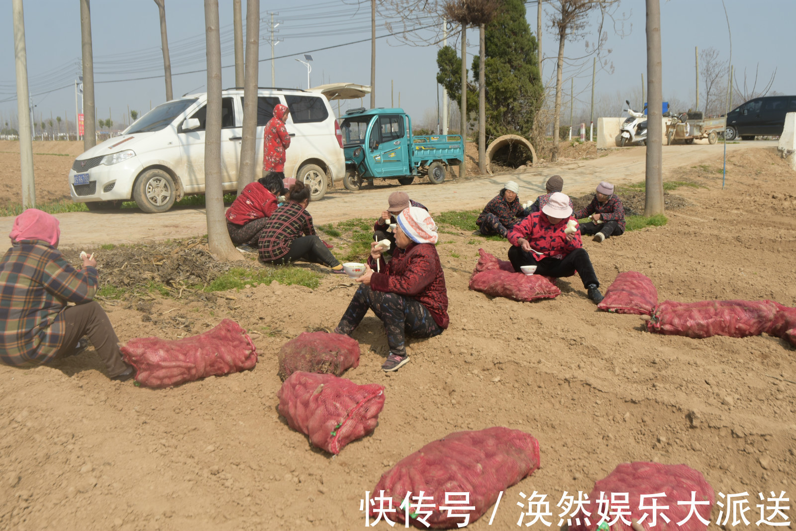 农村难得一见的大锅饭，一手捏3个馒头蹲地吃，场面壮观