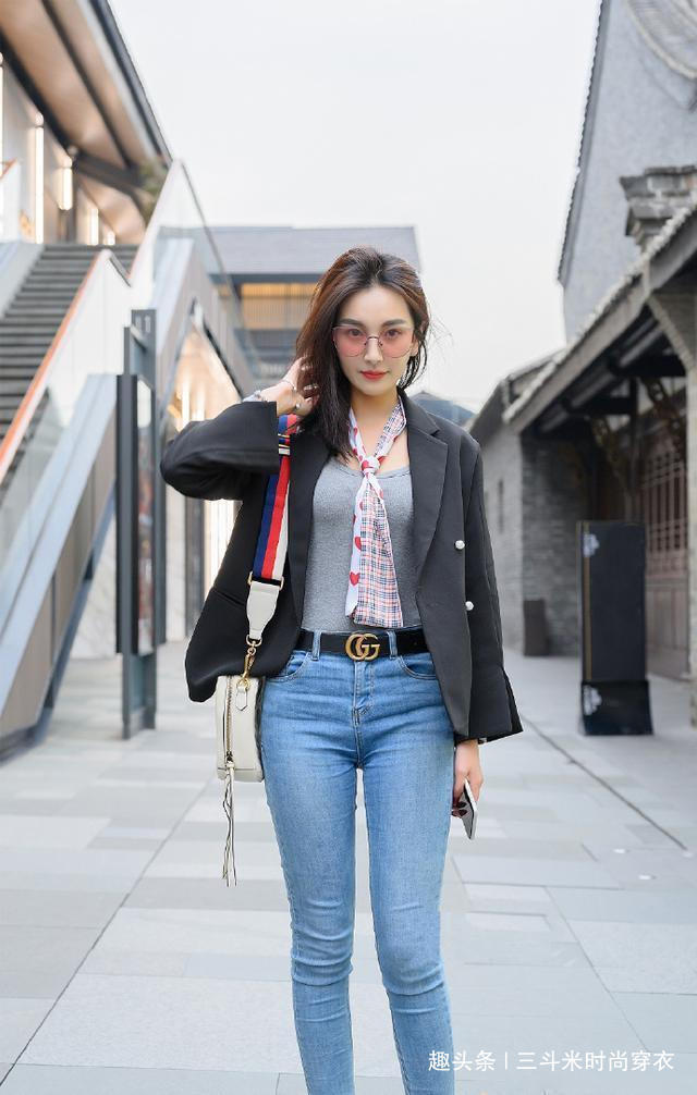 清新靓丽 穿牛仔裤清新靓丽,时尚优雅又不失妩媚,活力十足让人一见倾心!