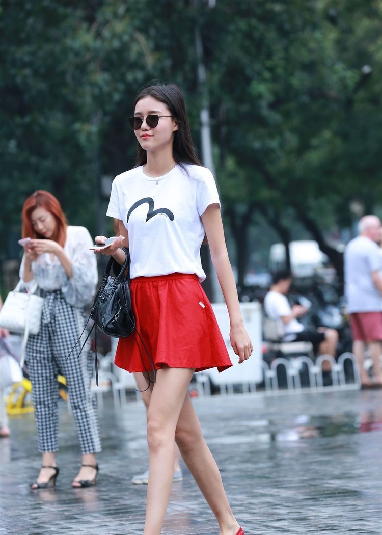 街拍:温婉可人的小美女,身穿双层连衣裙,清新靓丽好身材