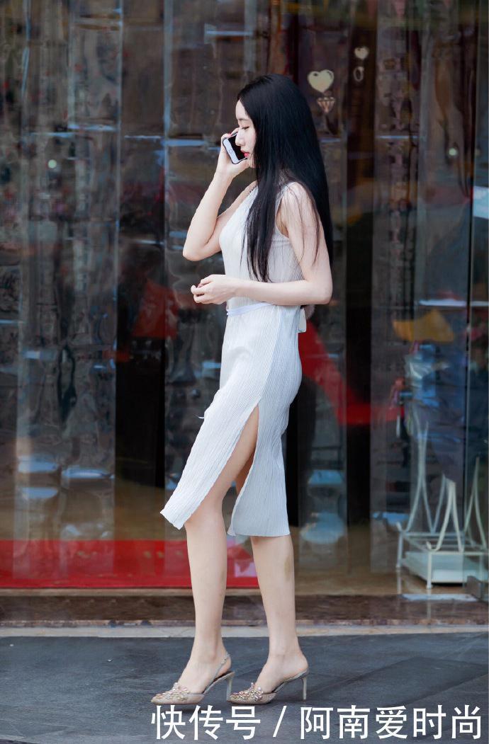 无袖|时尚街拍:追求曲线的穿搭!无袖连衣裙让你一见倾心