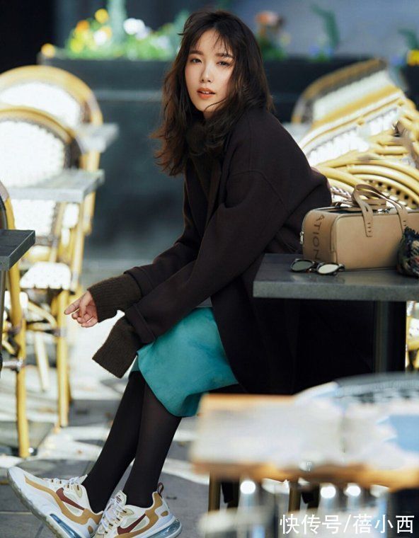 针织连衣裙 冬季买外套,建议40岁女人多选“长款大衣”,时尚、体面又高级