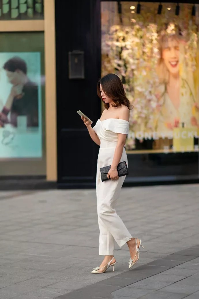 高跟鞋一直以来都是时尚的经典,让女性看上去性感又迷人