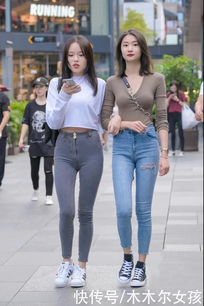 搭配|闺蜜出行牛仔裤穿搭，感受牛仔裤带来的简洁美，清新大方又时尚