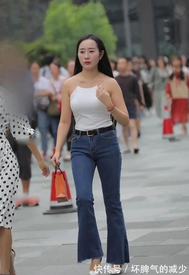 微胖 奔四的女人,一旦“偶遇”喇叭裤,时髦又减龄,又捡了一法宝