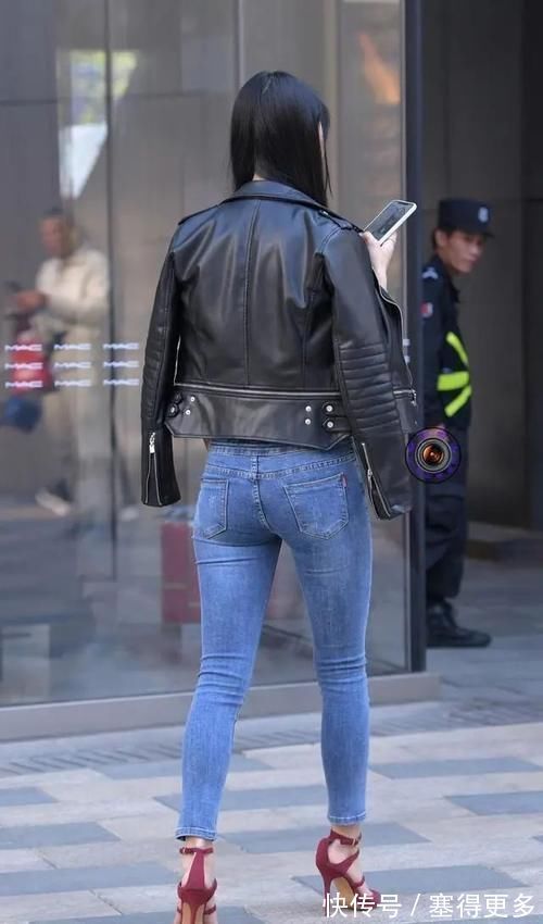 真丝 牛仔打底裤搭配时尚绿色上衣,打造整体风格,让人感觉很舒服