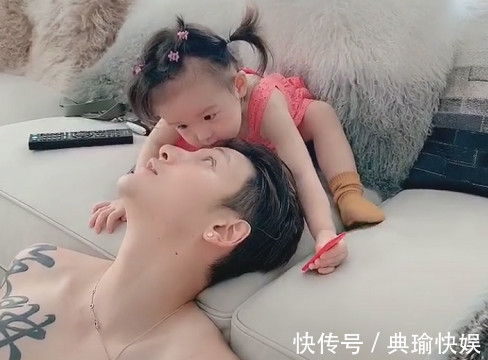 抱抱|奶爸被小情人“小鸡啄米”火了,网友娃好可爱,好想抱抱她爸爸