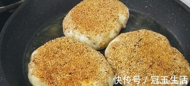 芝麻烧饼这样做真香,不揉不擀面,更不用调油酥,出锅一盘不够吃