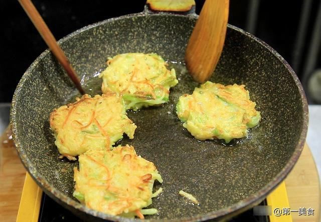 香煎土豆饼|土豆不炖不炒不油炸，3分钟秘制新吃法，香酥柔软，做一盘不够吃