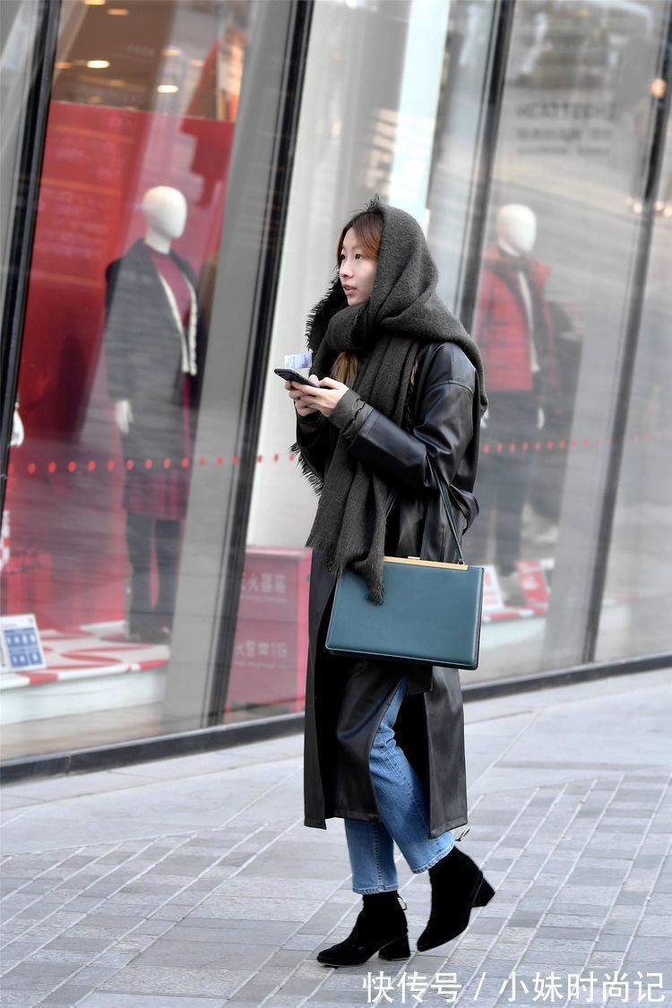 羽绒服|街拍:美女短款皮夹克搭配牛仔裤,非常个性,黑色皮短靴酷感十足