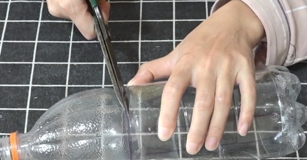 大号塑料瓶不要扔，剪几刀挂在马桶边，全家人都抢着用，太棒了！