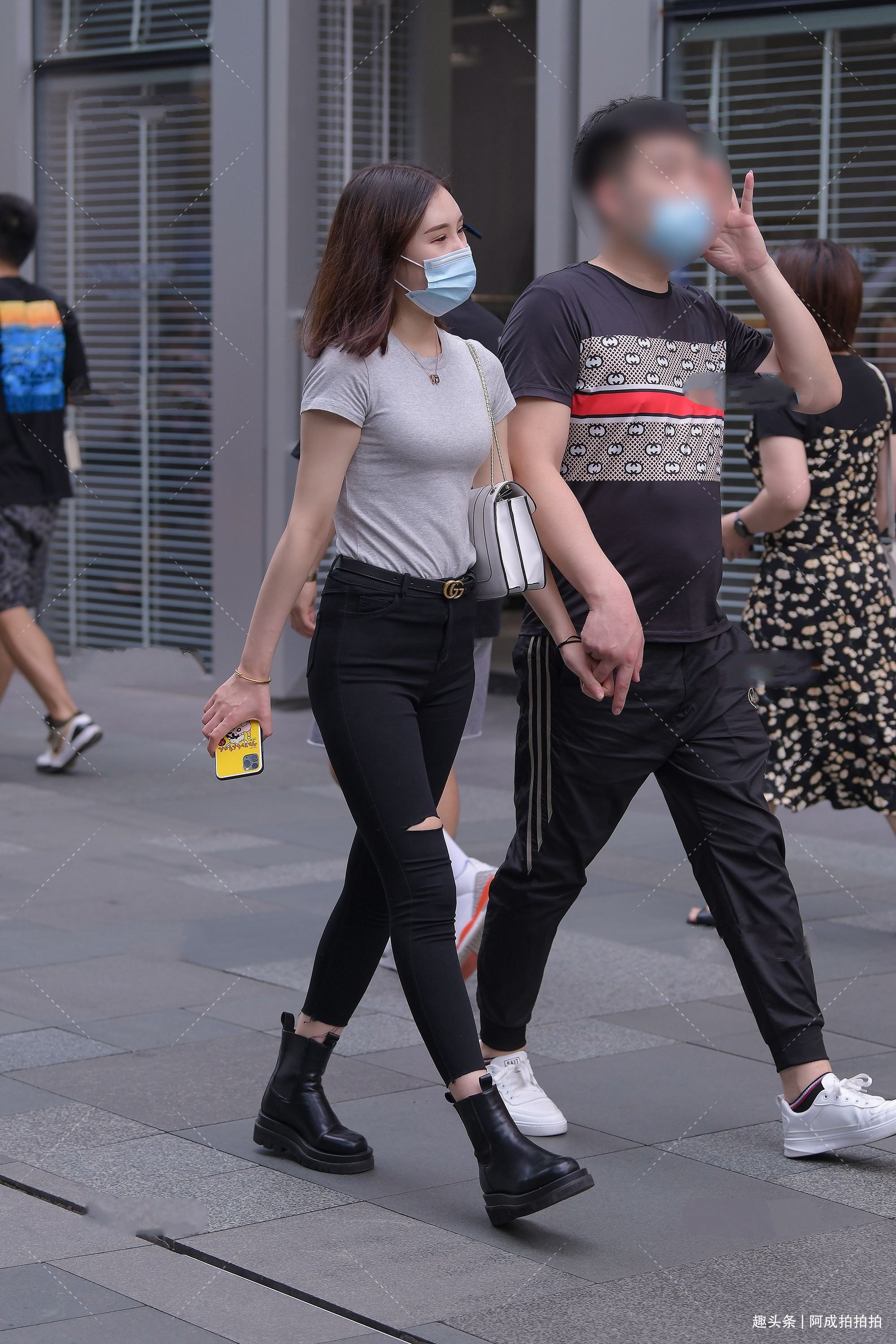 铅笔裤配上马丁靴,简单又不失时尚感