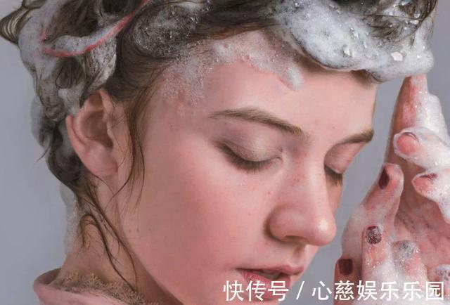 唐伯虎!不知名画家画了一粒烂草莓,卖出20万天价,专家:你用放大镜细看