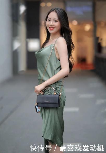 秋天来了如何穿裙子藏青色连衣裙搭配高跟鞋，清新脱俗